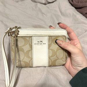 i never use this anymore because i upgraded! but it’s super cute and convenient